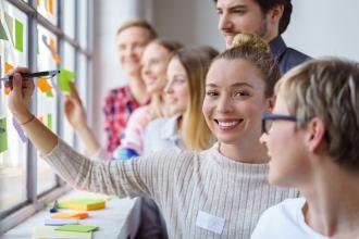 
		Teammitglieder machen gemeinsame Notizen
	