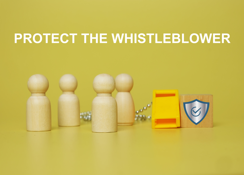 Spielfiguren und Aufschrift Protect the Whistleblower