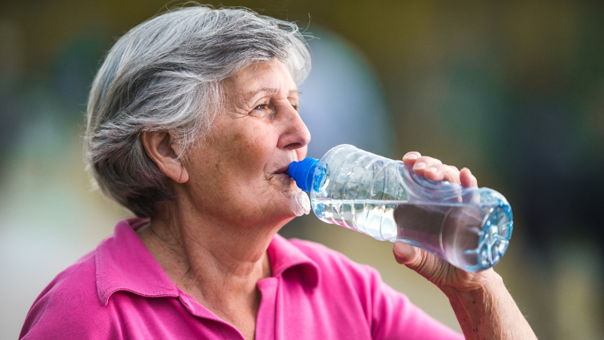 Ältere Frau trinkt Wasser