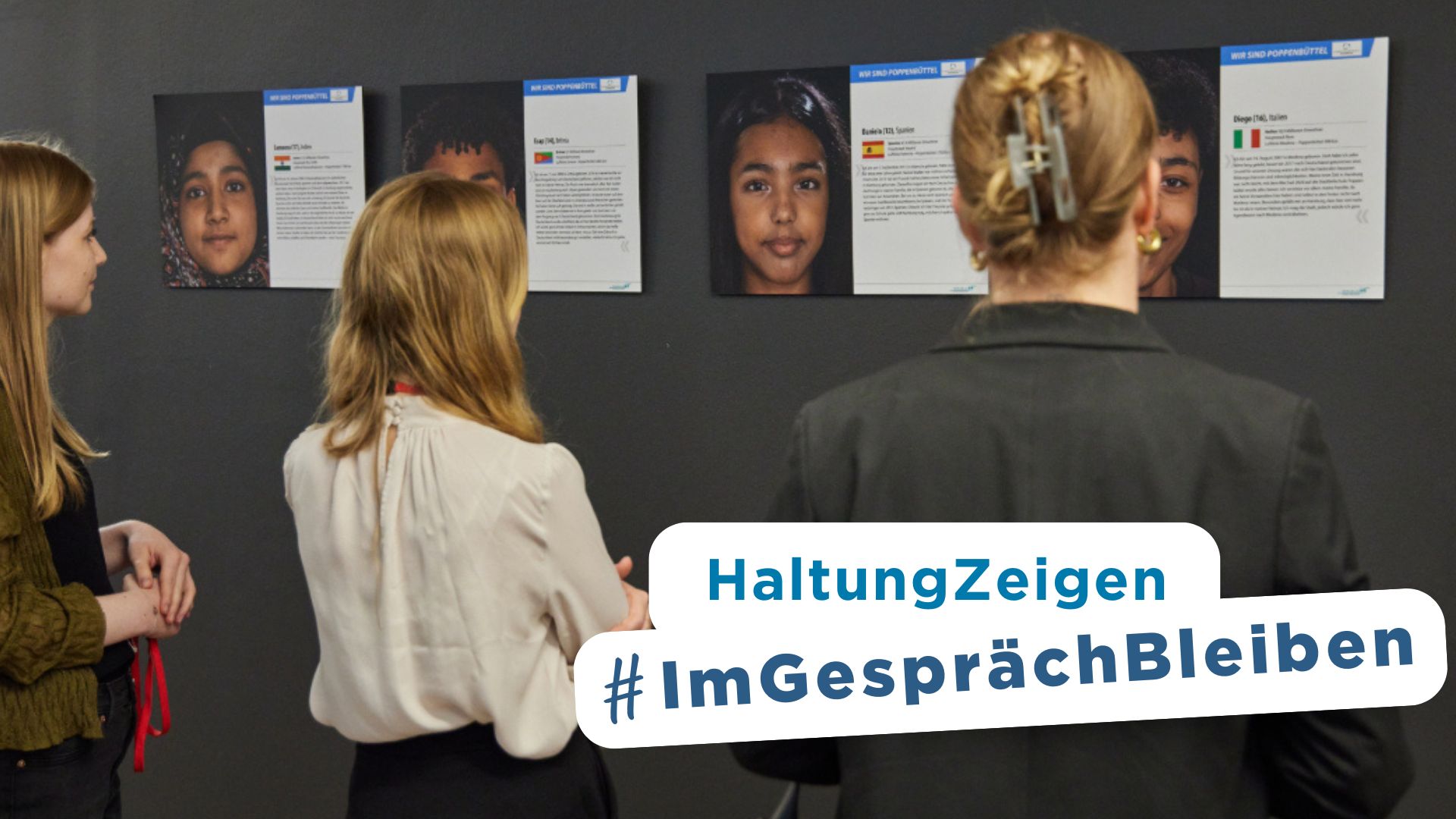 Junge Menschen schauen sich eine Ausstellung an