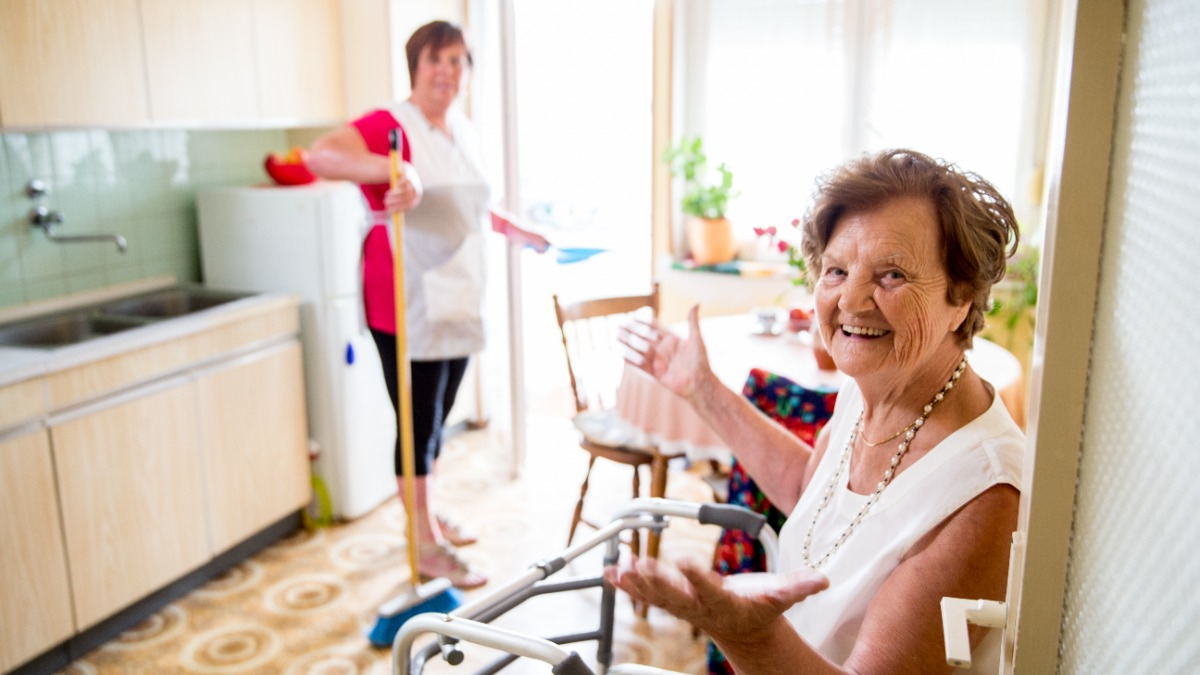 Eine Haushaltshilfe kümmert sich um den Haushalt einer Seniorin