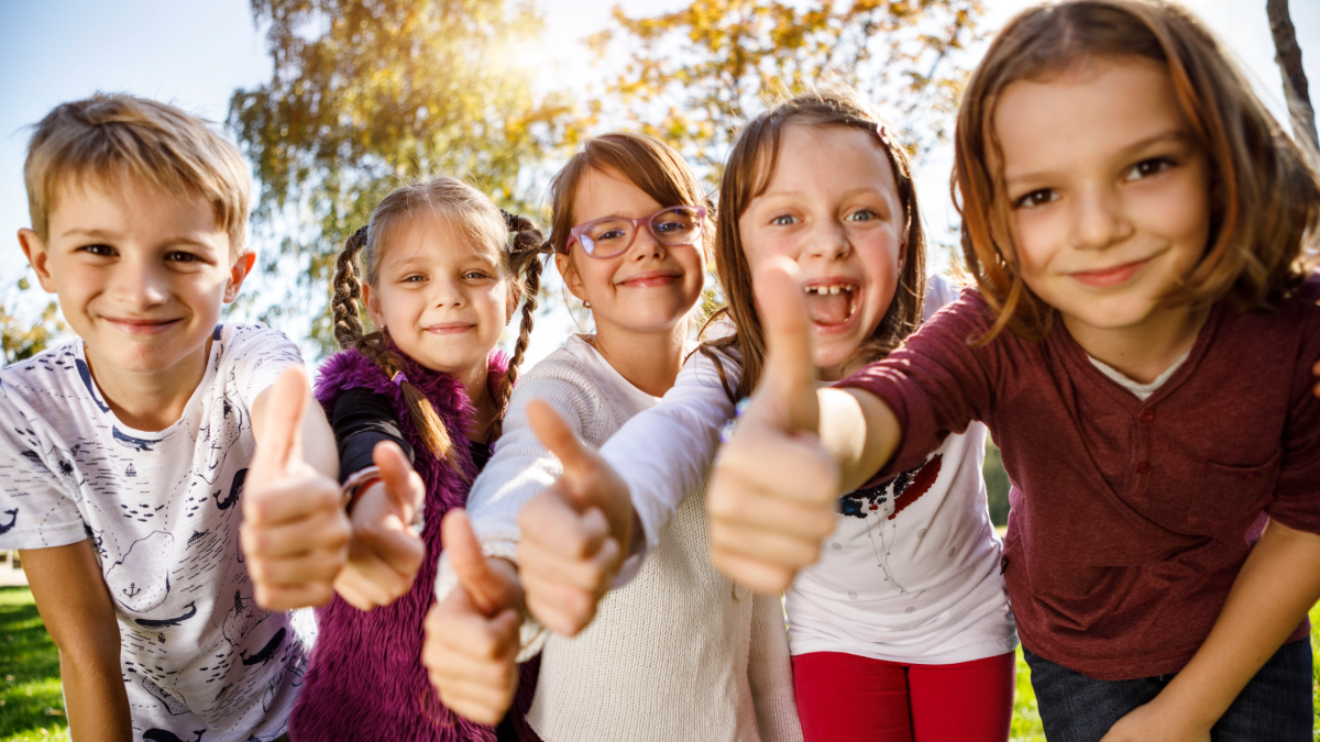 Fröhliche Kinder im Sommer