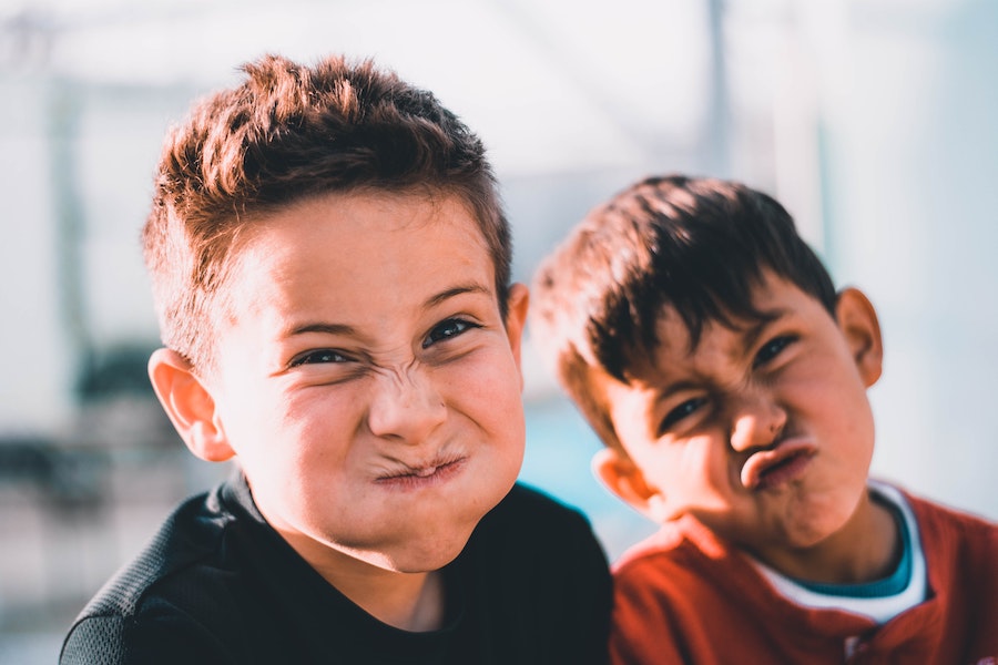 Zwei Kinder lachen in die Kamera