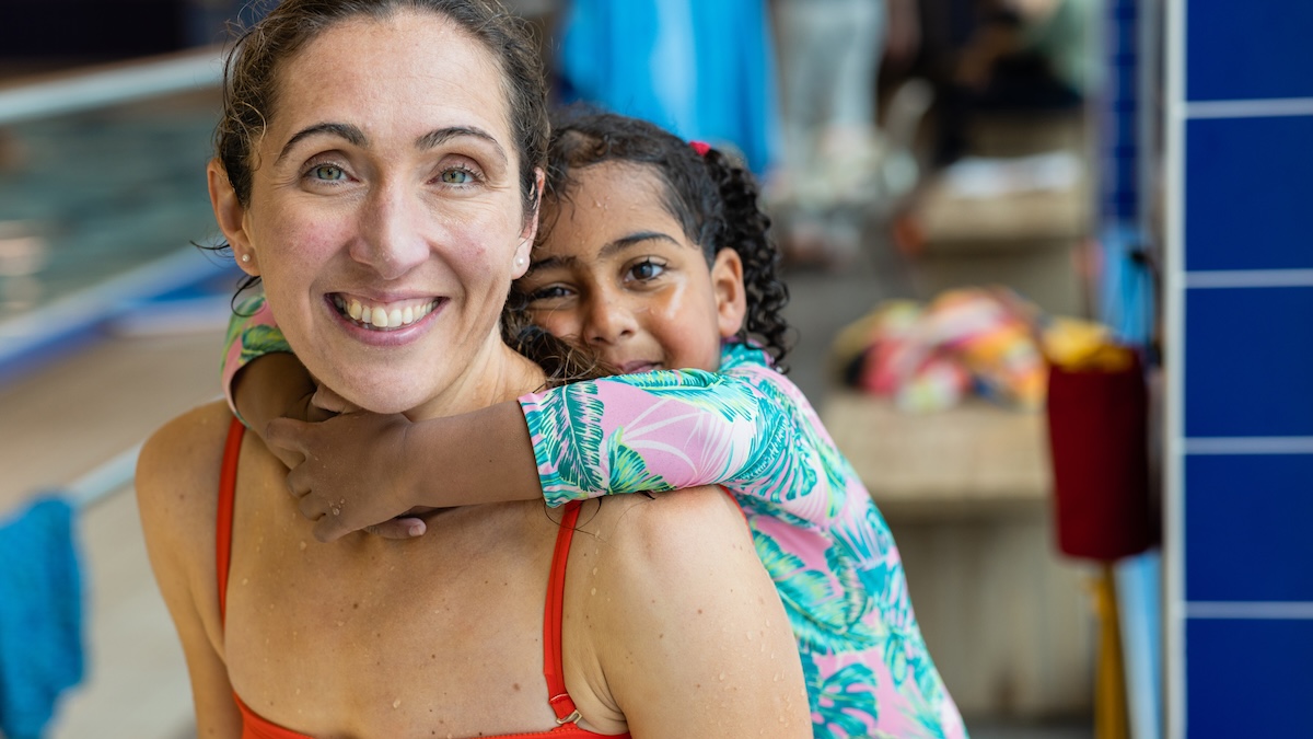 Mutter und Tochter im Schwimmbad bei der Mutter-Kind-Kur