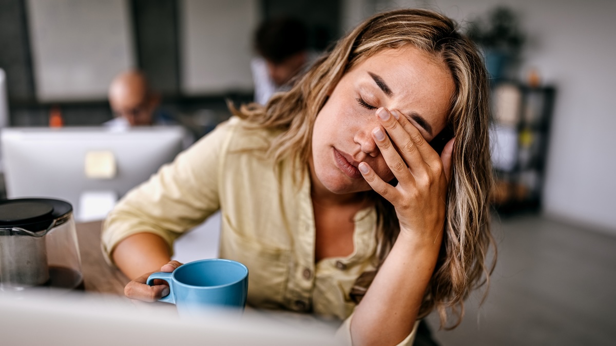 Frau ist krank und müde im Büro