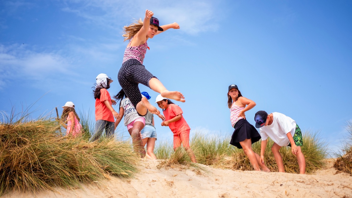 Kinder haben Spaß am Strand